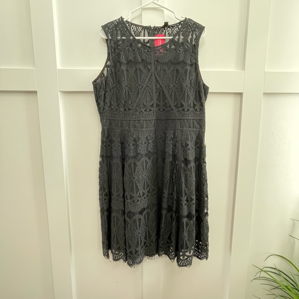 Suzanne Betro lace cocktail dress